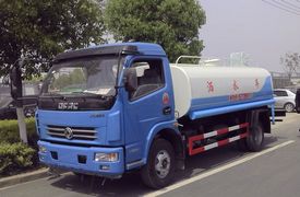 多利卡灑水車圖片